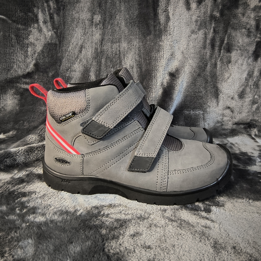 Keens Youth 6 Hikespot II Men's Gray and Black Rain Boots with Red Accents